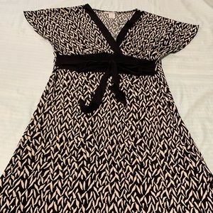 Beautiful black and white dress. Machine washable 95% polyester 5% spandex.